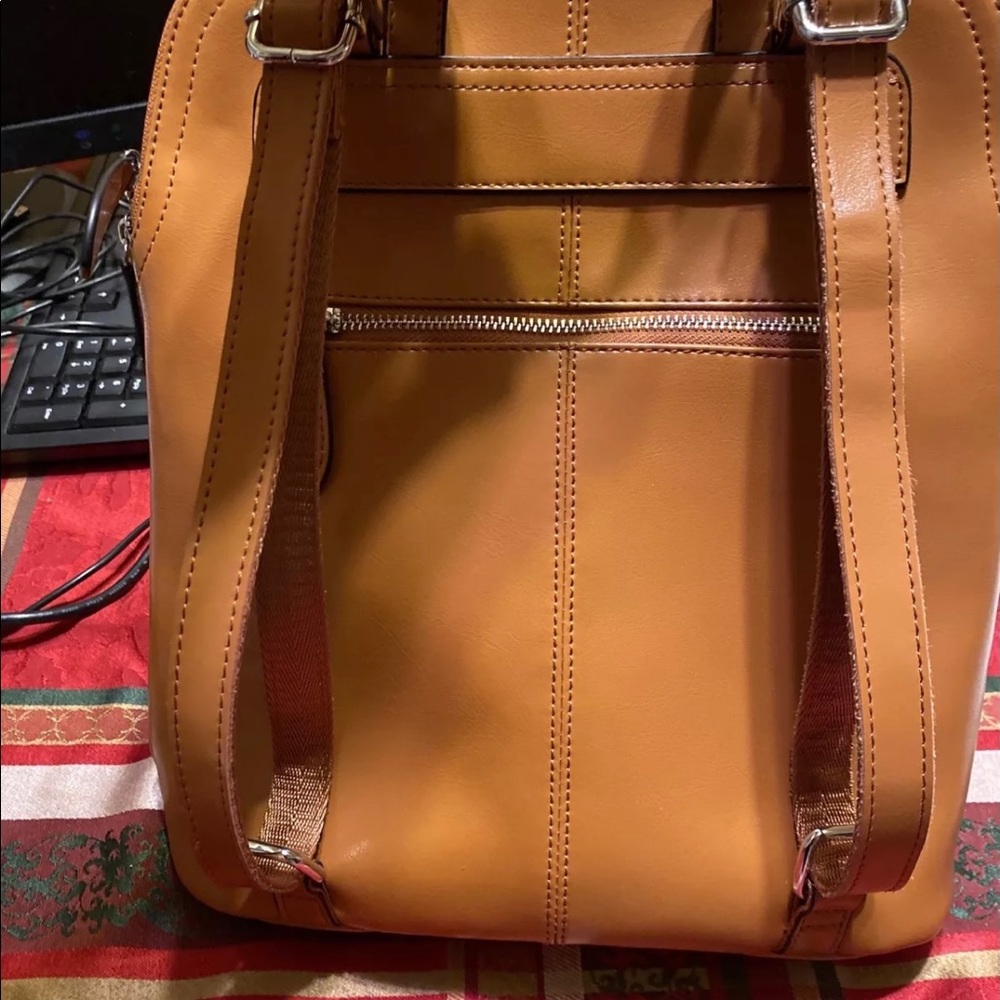 Heshe Convertible Tan Leather Backpack or Shoulder Bag - Picture 4 of 11